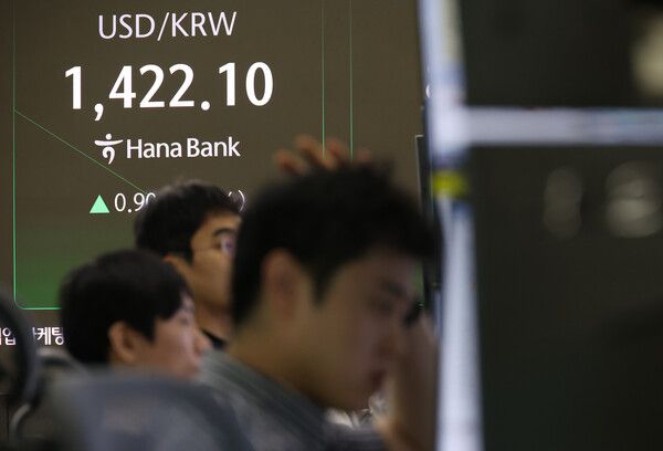 20일 서울 중구 하나은행 딜링룸 모습. [연합뉴스]