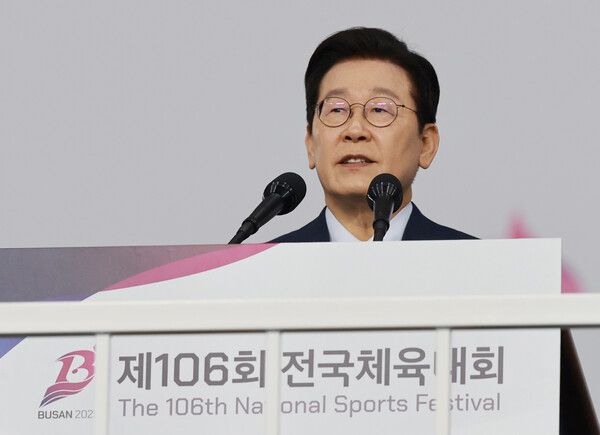 이재명 대통령이 17일 부산 아시아드주경기장에서 열린 제106회 전국체육대회 개회식에서 기념사하고 있다. [연합뉴스]