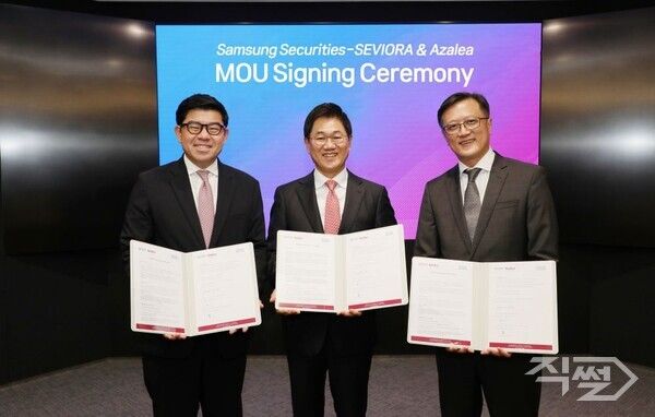 왼쪽부터 (왼쪽부터) 가브리엘 림(Gabriel Lim)세비오라 그룹(Seviora Holdings)의&nbsp; 대표, 박종문 삼성증권 사장, 추엔야우(En Yaw Chue) 아젤리아 자산운용 CEO가 지난 17일 서울 서초구 삼성증권 본사에서 MOU를 체결하고 기념사진을 촬영하고 있다. [삼성증권]
