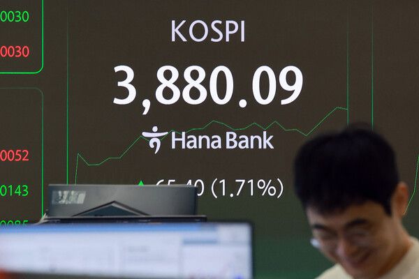 21일 서울 중구 하나은행 딜링룸 모습. [연합뉴스]