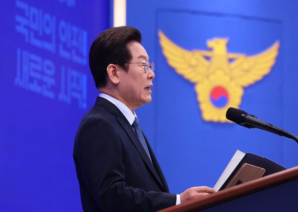 이재명 대통령이 21일 서울 서대문구 경찰청에서 열린 80주년 경찰의 날 기념식에서 기념사를 하고 있다. [이하 연합뉴스]