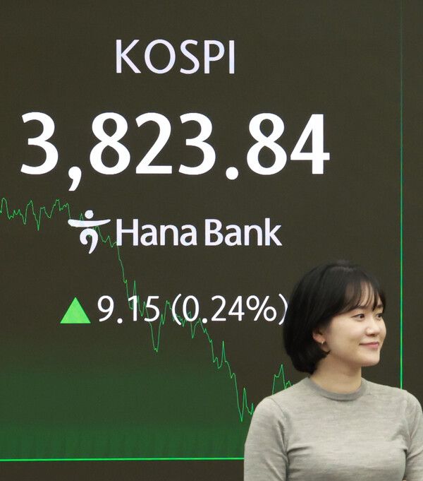 21일 서울 중구 하나은행 딜링룸 모습. [연합뉴스]