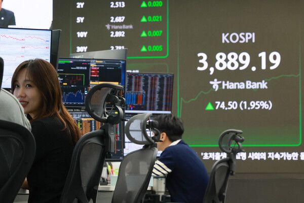 21일 서울 중구 하나은행 딜링룸 모습. [연합뉴스]