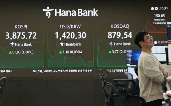 21일 서울 중구 하나은행 딜링룸 모습. [연합뉴스]