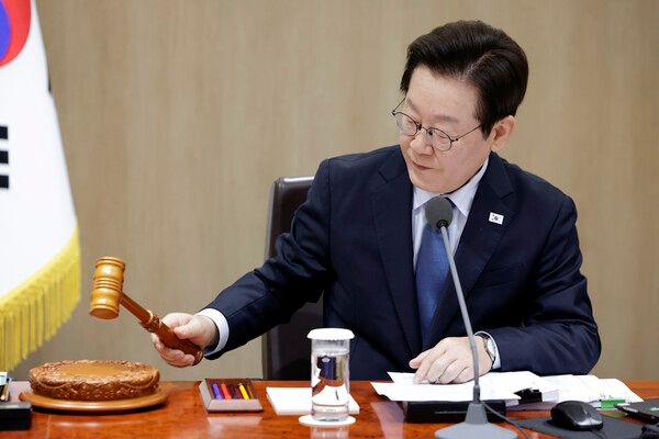 이재명 대통령이 21일 용산 대통령실에서 의사봉을 두드리며 국무회의 개회를 선언하고 있다. [연합뉴스]
