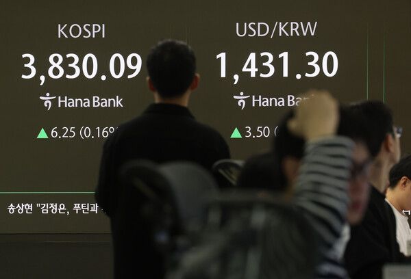  22일 서울 중구 하나은행 딜링룸 모습. [연합뉴스]