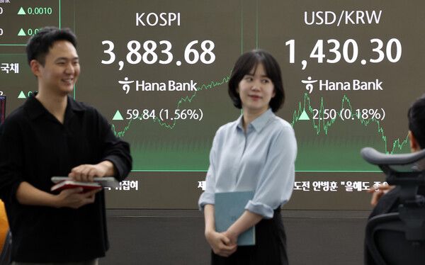 22일 서울 중구 하나은행 딜링룸 모습. [연합뉴스]