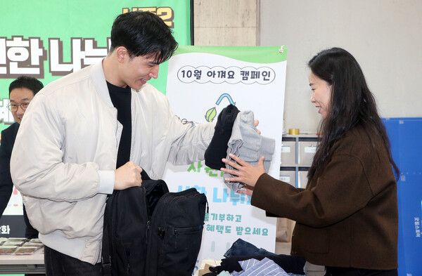 ‘신한 나눠요 & 지켜요 DAY’ 행사에서 임직원들이 의류 및 잡화를 기부하고 있다. [신한금융]