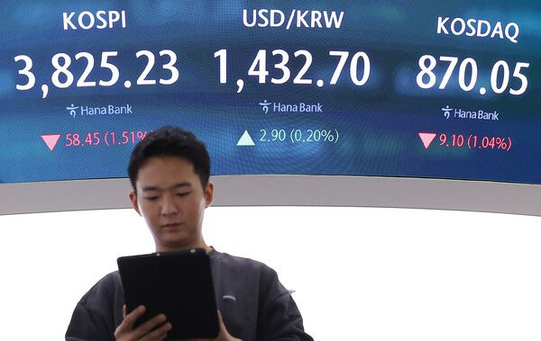 23일 서울 중구 하나은행 딜링룸 모습. [연합뉴스]