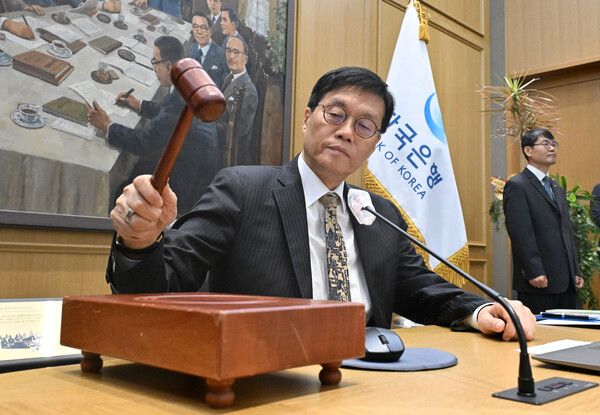 이창용 한국은행 총재가 23일 서울 중구 한국은행 본관에서 열린 금융통화위원회 본회의에서 의사봉을 두드리고 있다. [연합뉴스]