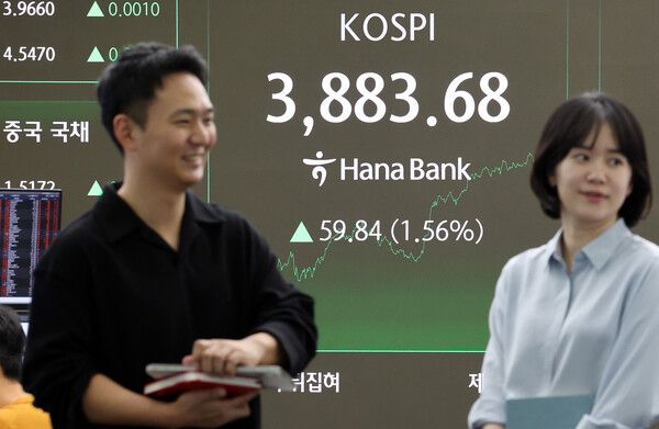 22일 서울 중구 하나은행 딜링룸 모습. 이날&nbsp;코스피&nbsp;지수는 3883.68에 마감해 역대 최고치를 기록했다. [연합뉴스]