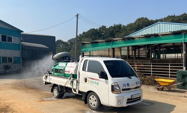 방역활동을 하고 있다. [농협]