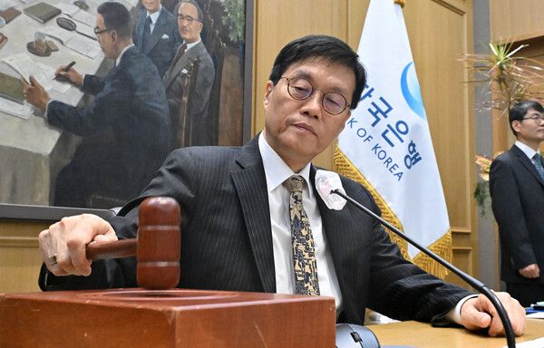 한국은행이 기준금리를 동결했지만 은행 주택담보대출 금리는 오르고 있다. 이창용 한국은행 총재가 지난 23일 서울 중구 한국은행 본관에서 열린 금융통화위원회 본회의에서 의사봉을 두드리고 있다. [연합뉴스]