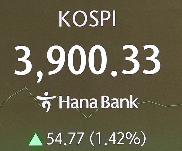 24일 서울 중구 하나은행 딜링룸 모습. [연합뉴스]