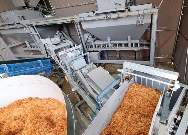 PET 섬유복합체 혼합 과정 및 숏크리트 시공 모습. [DL건설]