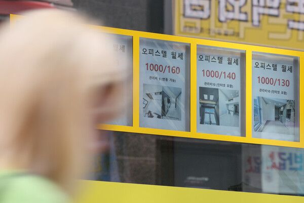 서울의 한 부동산중개업소에 붙은 오피스텔 매물 정보.&nbsp;[연합뉴스]