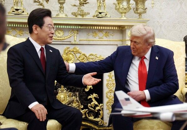 이재명 대통령이 지난 8월 25일(현지시간) 미국 워싱턴 DC 백악관 오벌오피스에서 도널드 트럼프 미국 대통령과 한미 정상회담을 하고 있다. [연합뉴스]