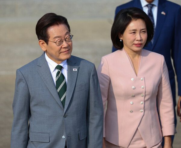 말레이시아 아세안 정상회의 참석차 출국하는 이재명 대통령과 김혜경 여사가 26일 성남 서울공항에서 공군 1호기로 향하고 있다. [연합뉴스]