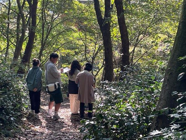 지난 25일 전남 나주시 국립나주숲체원에서 열린 ‘2025 나눔숲캠프’에 참가한 보호기관 공무원 가족이 숲체험 활동을 하고 있다. [교보생명]