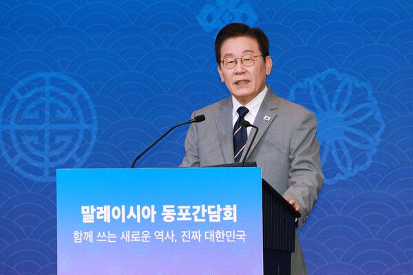 이재명 대통령이 26일 말레이시아 쿠알라룸푸르 한 호텔에서 열린 동포 만찬 간담회에서 인사말을 하고 있다. [연합뉴스]