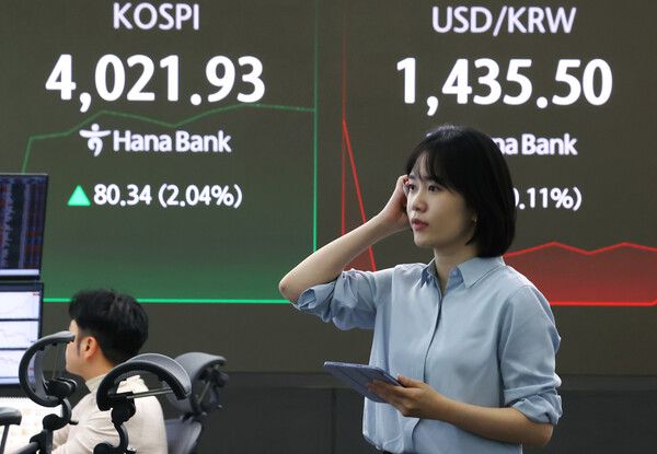 27일 서울 중구 하나은행 딜링룸 모습. [연합뉴스]