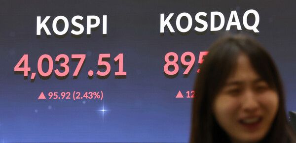 27일 서울 중구 하나은행 딜링룸 모습. [연합뉴스]