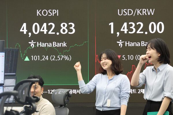 27일 서울 중구 하나은행 딜링룸 모습. [연합뉴스]