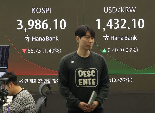 28일 서울 중구 하나은행 딜링룸 모습. [연합뉴스]