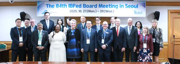 은행연합회는 28일 국제은행연맹(IBFed; International Banking Federation) 이사회를 개최했다. 헤드위지 뉴엔 IBFed 사무국장(앞줄 왼쪽에서 네번째), 조용병 은행연합회 회장(다섯번째), 앤써니 오슬러 IBFed 의장(여섯번째)이 기념촬영을 하고 있다. [은행연합회]