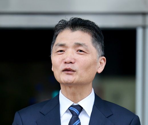 김범수 카카오 미래이니셔티브센터장이 지난 21일 서울 양천구 서울남부지방법원에서 열린 1심 선고 공판에서 무죄를 선고받은 뒤 입장을 밝히고 있다. [연합뉴스]