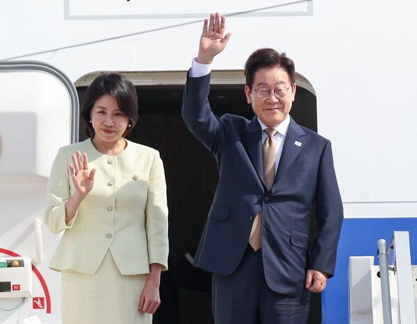 아세안 정상회의 일정을 마치고 귀국하는 이재명 대통령과 김혜경 여사가 27일 말레이시아 쿠알라룸푸르 국제공항에서 공군 1호기에 올라 환송객들에게 인사하고 있다. [연합뉴스]