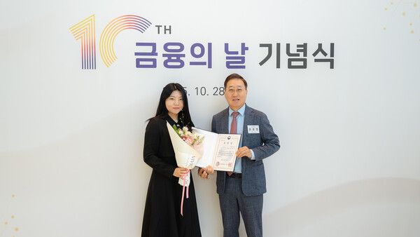 카카오뱅크 윤호영 대표이사(오른쪽)와 표창을 수상한 카카오뱅크 여신관리팀 김희정 매니저(왼쪽)가 함께 기념 촬영을 하고 있다. [카카오뱅크]