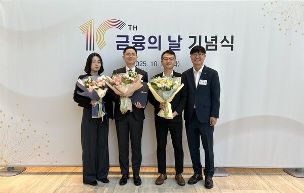 27일 여의도 FKI타워에서 개최된 제10회 금융의 날 행사에서 농협은행 박내춘 개인디지털부문 부행장(우측) 및 수상자들이 기념촬영을 하고 있다. [NH농협은행]