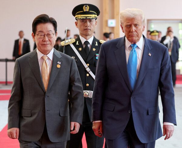 이재명 대통령과 도널드 트럼프 미국 대통령이 29일 경북 경주박물관에서 열린 공식 환영식에서 의장대를 사열하고 있다.&nbsp; [연합뉴스]