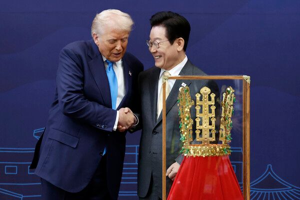 이재명 대통령이 29일 경북 경주박물관에서 도널드 트럼프 미국 대통령에게 '천마총 금관 모형'을 선물한 뒤 악수하고 있다.