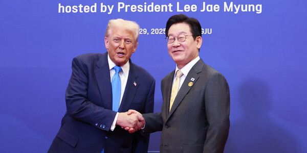 이재명 대통령이 29일 경북 경주 힐튼호텔 그랜드볼룸에서 열린 대통령 주최 정상 특별만찬에 앞서 도널드 트럼프 미국 대통령을 영접하고 있다. [연합뉴스]