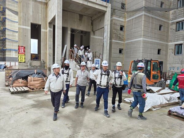 인천 검단지구 AB20-2블록 공사현장에서 안전·품질 합동점검을 진행하고 있다. [중흥그룹]