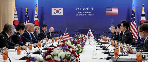 이재명 대통령과 도널드 트럼프 미국 대통령이 29일 경북 경주박물관에서 한미 정상회담을 하고 있다.