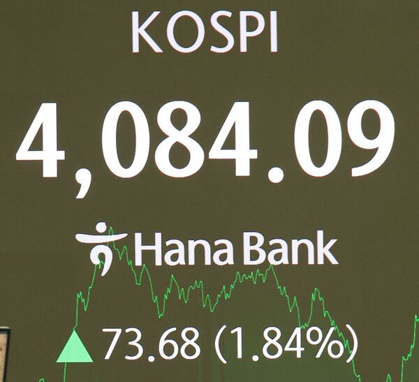 29일 서울 중구 하나은행 딜링룸 모습. [연합뉴스]