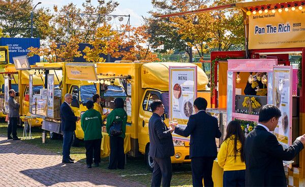 ‘KB착한푸드트럭’ 사장님들이 경주 예술의 전당에서 진행되는 ‘APEC CEO 서밋’ 현장에 마련된 ‘KB 푸드트럭 파크’에서 식음료를 제공하고 있다. [KB금융그룹]
