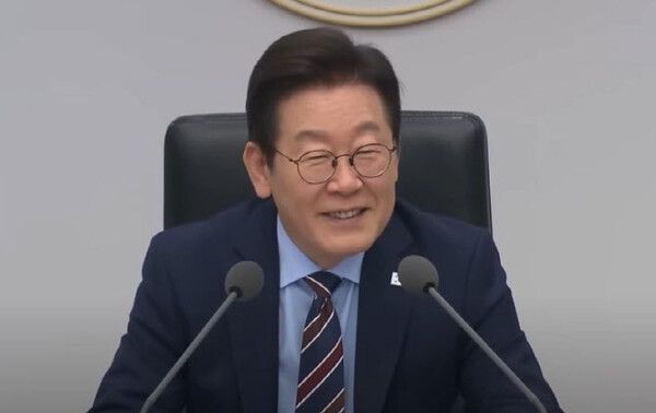 이재명 대통령이 2일 서울 용산 대통령실에서 열린 수석보좌관회의에서 “샌드위치 데이(10월 10일)에 연차를 내겠다”고 농담을 건넸다. [MBC 유튜브 화면 갈무리]