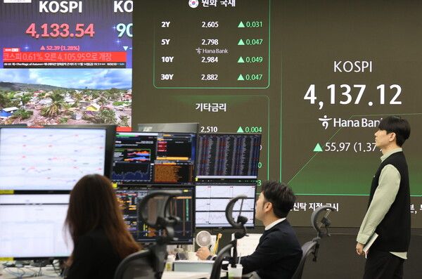 30일 서울 중구 하나은행 딜링룸 모습. [연합뉴스]