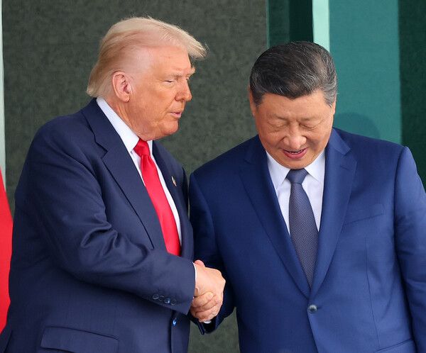 도널드&nbsp;트럼프&nbsp;미국 대통령과 시진핑 중국 국가주석이 30일 부산 김해공군기지 의전실 나래마루에서 미중 정상회담을 마친 뒤 회담장을 나서며 악수하고 있다. [연합뉴스]