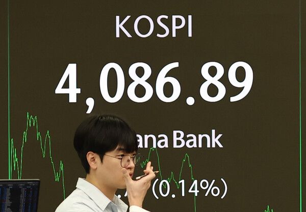 30일 서울 중구 하나은행 딜링룸 모습. [연합뉴스]