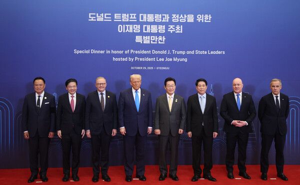 이재명 대통령이 29일 경북 경주 힐튼호텔 그랜드볼룸에서 이 대통령 주최 정상 특별만찬에 참석한 정상들과 기념촬영을 하고 있다.왼쪽부터 아누틴 찬위라꾼 태국 총리, 로런스 웡 싱가포르 총리, 앤서니 앨버니지 호주 총리, 도널드 트럼프 미국 대통령, 이 대통령, 르엉 끄엉 베트남 국가주석, 크리스토퍼 럭슨 뉴질랜드 총리, 마크 카니 캐나다 총리.