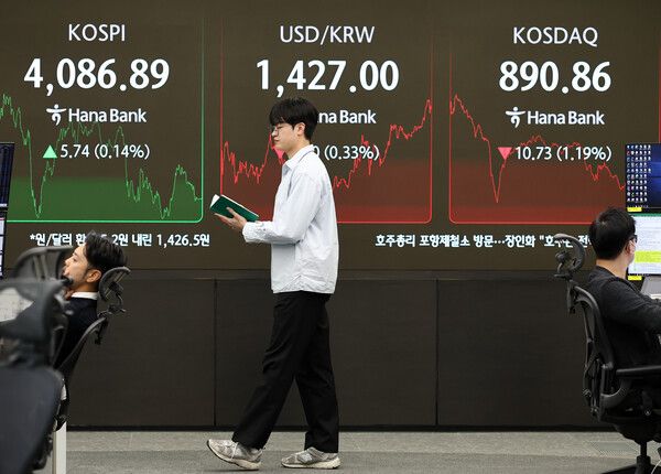 30일 서울 중구 하나은행 딜링룸 모습. [연합뉴스]