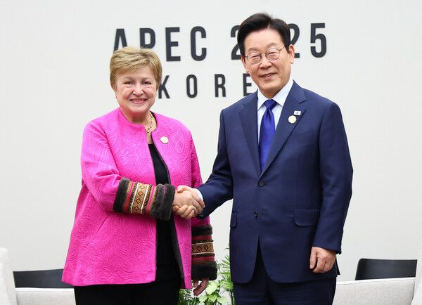 이재명 대통령과 크리스탈리나 게오르기에바 국제통화기금(IMF) 총재가 31일 APEC 정상회의장인 경북 경주화백컨벤션센터에서 면담 전 악수하고 있다. [연합뉴스]