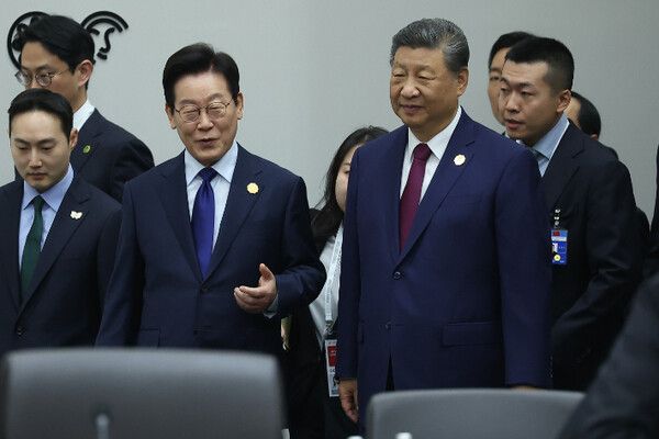 이재명 대통령이 31일 경주화백컨벤션센터(HICO)에서 열린 2025 아시아태평양경제협력체(APEC) 정상회의 제1세션에서 시진핑 중국 국가주석과 대화하고 있다. [연합뉴스]