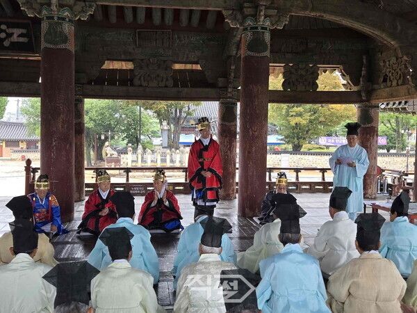 안병구 시장이 영남루에서 주요 참석자들과 인사를 나누고 있다. [밀양시]