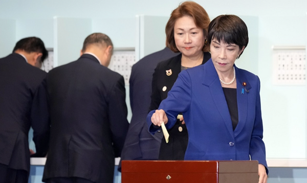 지난 27일 다카이치 사나에 경제안보당당이상이 일본 도쿄에 위치한 자민당 본부에서 열린 제28대 총재 선거 1차 투표에 참여하고 있다. [AP/연합뉴스]